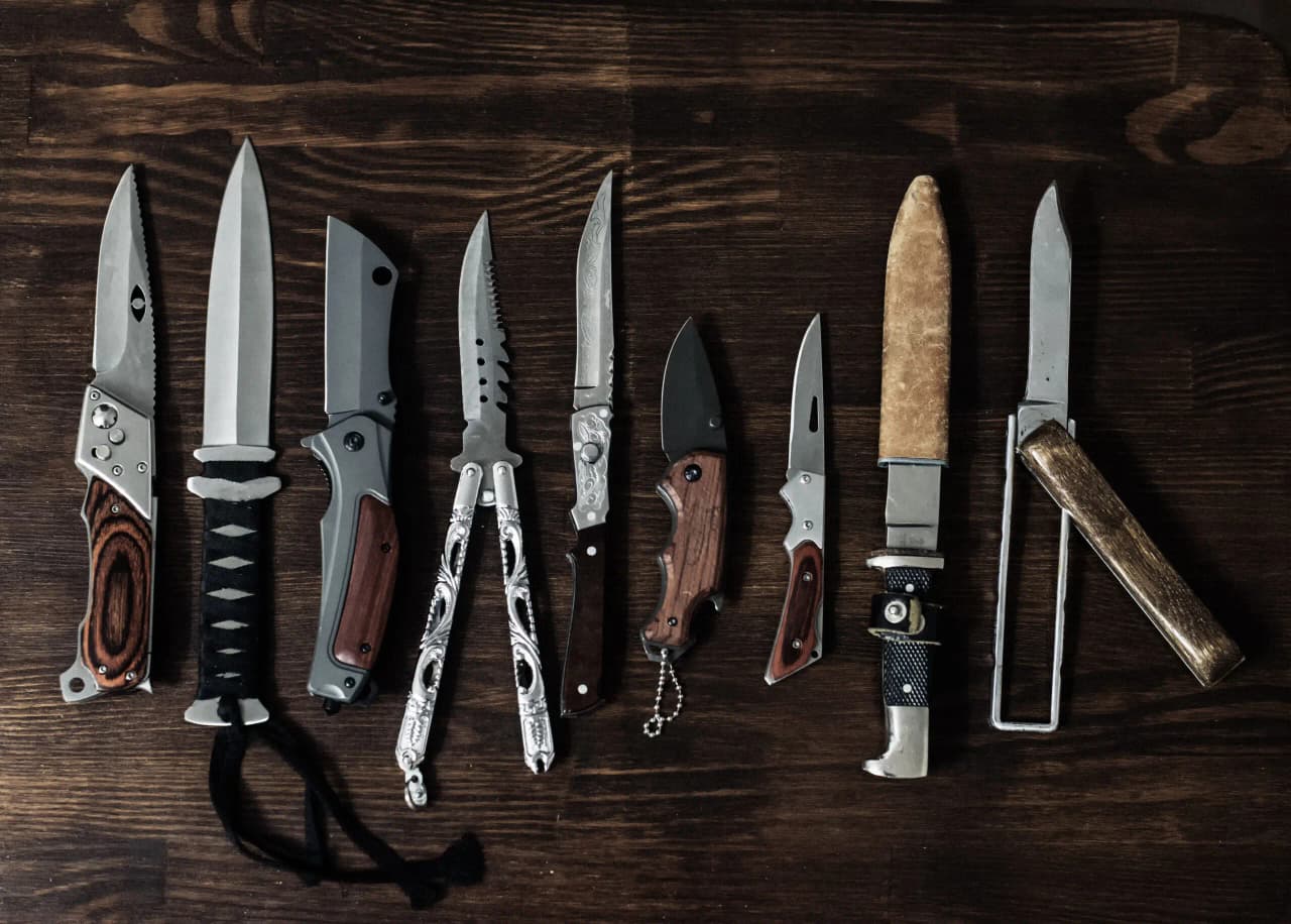 (pocket) knives out